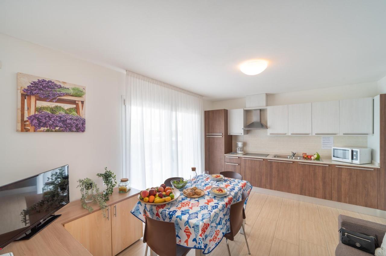 Residenza Monica Lägenhet Lignano Sabbiadoro Exteriör bild
